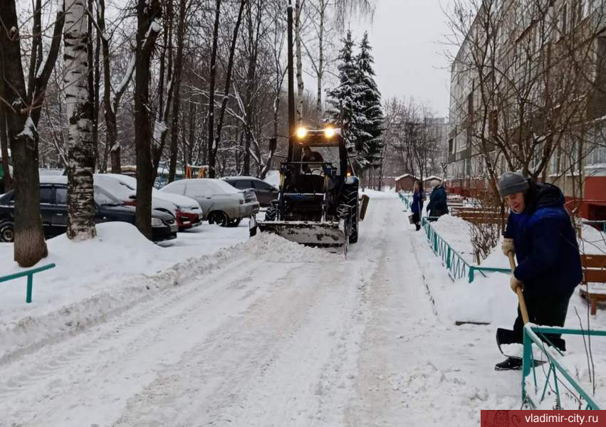 Управляющие компании Владимира очищают городские дворы от снега